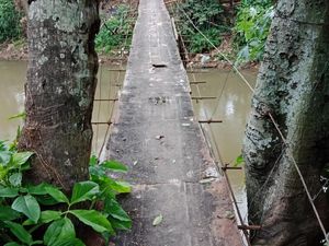 Uji Nyali Naik Jembatan Gantung di Srengseng Sawah