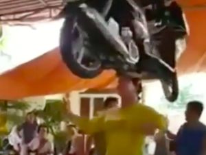 Heboh! Emak-emak Super, Taruh Motor Matik di Kepalanya