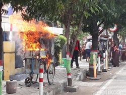 Gerobak Cireng di Brebes ini Terbakar dan Bikin Anak Sekolah Berlarian