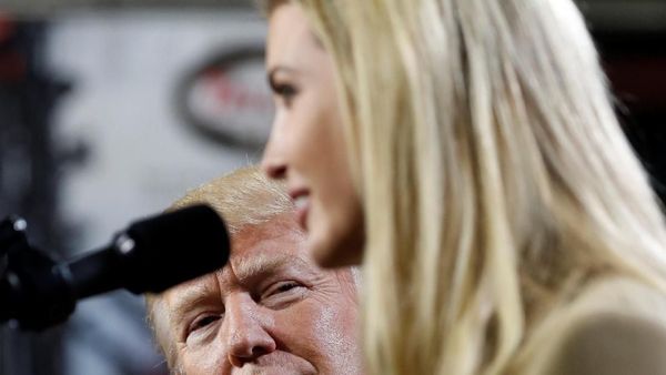 Melihat Tatapan Trump ke Ivanka Saat Kunjungan Kerja
