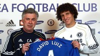 Nemanja Matic + 20 juta pound sterling dengan David Luiz (foto). Pada Januari 2011, Chelsea menyerahkan Matic dan uang ke Benfica demi mendapatkan David Luiz. (Foto: Warren Little/Getty Images)
