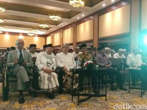 Hadiri Seminar Tasawuf, Anies Nikmati Penampilan Band Debu