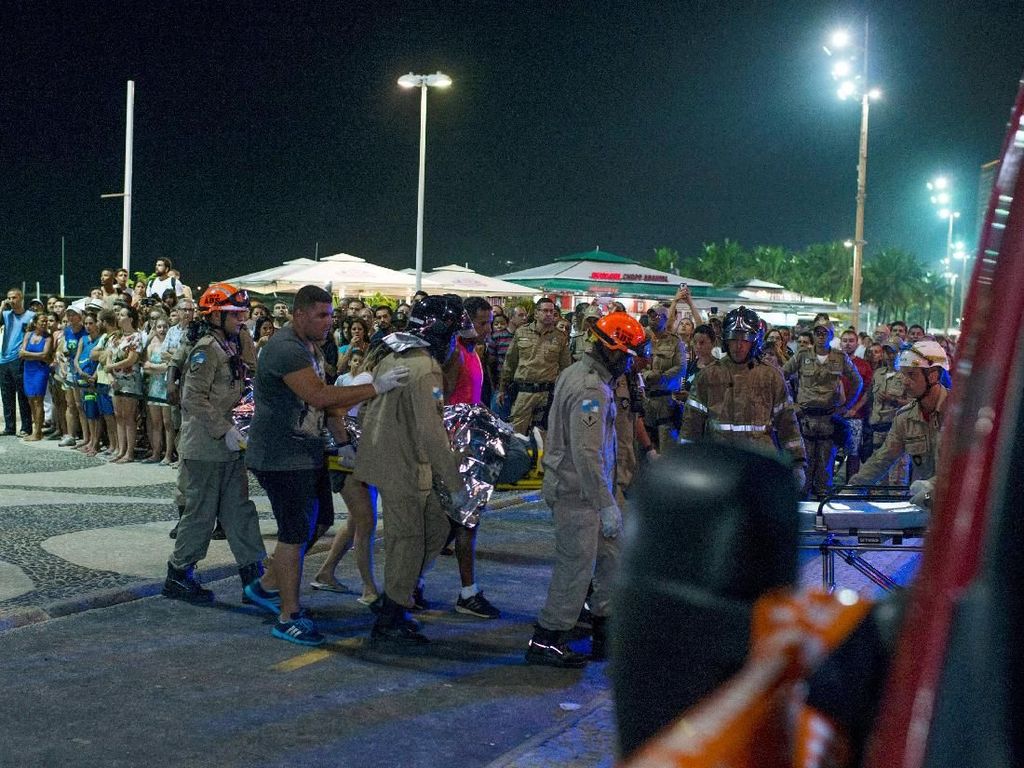 Polisi Brazil Bubarkan Pesta Karnaval di Pantai Copacabana