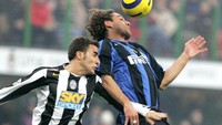 Fabio Cannavaro (foto) dengan Fabian Carini. Di tahun 2004, Carini meninggalkan Juventus ke Inter saat dibarter dengan Cannavaro melewati rute yang sebaliknya. (Foto: New Press/Getty Images)