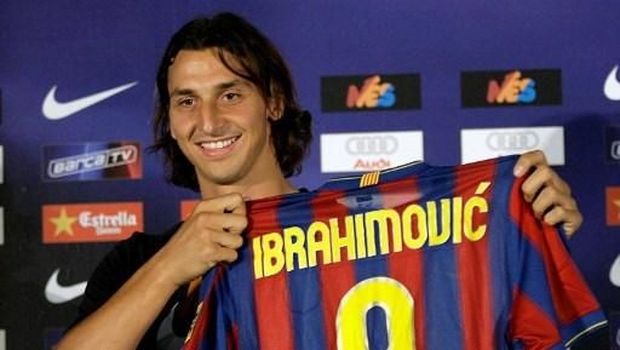 Barcelona's new signing Swedish forward Zlatan Ibrahimovic poses with his new shirt during his official presentation after signing with the Catalan giants in Barcelona on July 27, 2009 in Barcelona.                      AFP PHOTO / JOSEP LAGO / AFP PHOTO / JOSEP LAGO