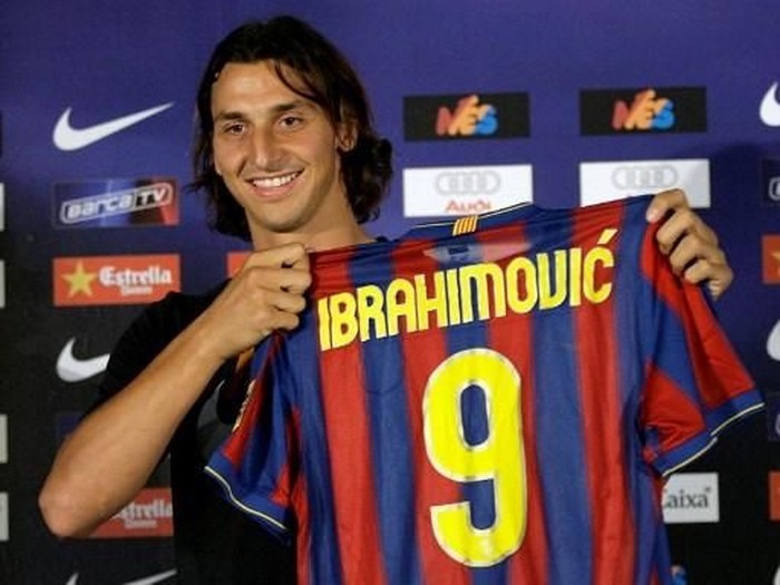 Barcelona's new signing Swedish forward Zlatan Ibrahimovic poses with his new shirt during his official presentation after signing with the Catalan giants in Barcelona on July 27, 2009 in Barcelona. 
                     AFP PHOTO / JOSEP LAGO / AFP PHOTO / JOSEP LAGO