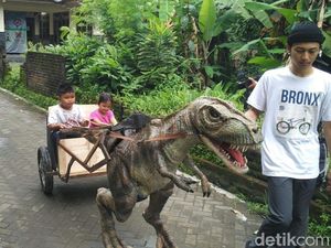 Kreatif! Lulusan SMK Jogja Sulap Barang Bekas Jadi Robot T-Rex