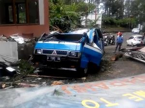 Pohon Timpa Gapura dan Mobil di Tangkuban Parahu Bandung