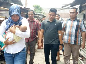 Polisi Serahkan Bayi yang Dijual Ibu Kandung untuk Beli Sabu Polisi Serahkan Bayi yang Dijual Ibu Kandung untuk Beli Sabu