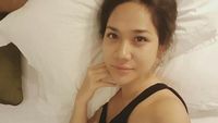 15 Foto Artis Indonesia Tanpa Makeup Saat di Tempat Tidur