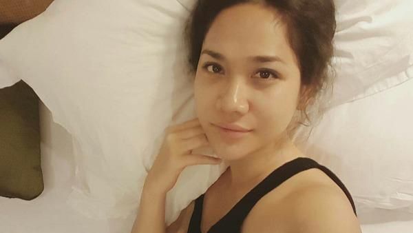 15 Foto Artis Indonesia Tanpa Makeup Saat di Tempat Tidur