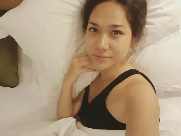 15 Foto Artis Indonesia Tanpa Makeup Saat di Tempat Tidur