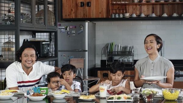 Mengintip 10 Kebersamaan Widi Mulia dan Keluarga Saat Menikmati Makanan Enak