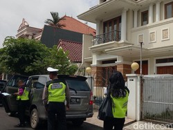 Kejar Pajak Mobil Mewah: Dari Perumahan Sampai Gang