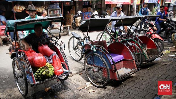 Para penarik becak, di Pasar Bahari, Tanjung Priok, Jakarta, 20 Januari.