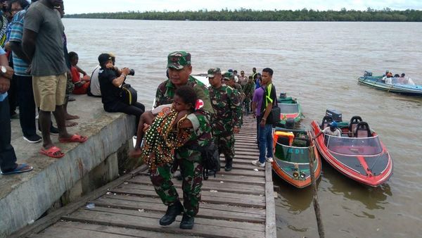 Potret Satgas Kesehatan TNI Beri Vaksin ke Anak-anak Asmat