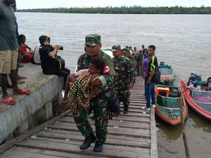 Potret Satgas Kesehatan TNI Beri Vaksin ke Anak-anak Asmat