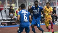 Aksi Michael Essien saat menghadapi Alfin Tuasalomony di lapangan. Persib Bandung menang 1-0 atas Sriwijaya FC di laga ini (M Agung Rajasa/ANTARA FOTO)