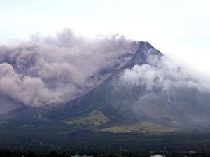Penampakan Erupsi Gunung Mayon di Filipina dan Warga yang Mengungsi