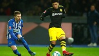 Jadon Sancho saat ini baru berusia 18 tahun. Meski masih muda, dia bisa menjadi bintang baru di Liga Champions. Sancho adalah pemain jebolan akademi Manchester City. (Foto: Hannibal Hanschke/Reuters)