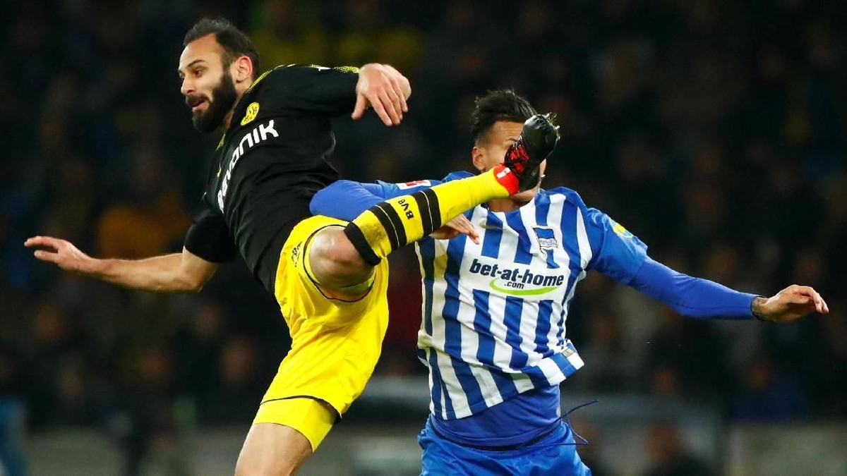 Borussia Dortmund bermain imbang 1-1 dengan Hertha Berlin (Hannibal Hanschke/Reuters)