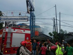 Korsleting Listrik, 12 Rumah Petak di Cakung Terbakar