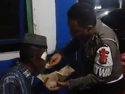 Foto Suapi Kakek Jadi Viral, Bripka Yumanto Diundang Makan oleh Kapolri
