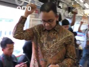 Naik KRL, Anies Hadiri Pernikahan Anak Bambang Widjojanto
