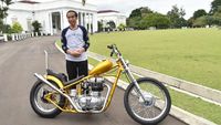 Potret Jokowi dan Motor Chopper Emas yang Baru Dibelinya