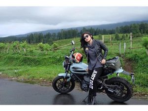 Bukan Cuma Jokowi, Artis Cantik ini Juga Bikers Bukan Cuma Jokowi, Artis Cantik ini Juga Bikers