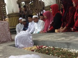 Puti Safari ke Madura, Ziarah Hingga Makan Durian