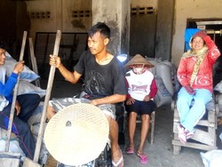 Jadi Buruh Jemur Jagung, Cara Pemain Persewangi Ini Bertahan Hidup