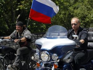 Melihat Gaya Pemimpin Dunia Saat Tunggangi Motor