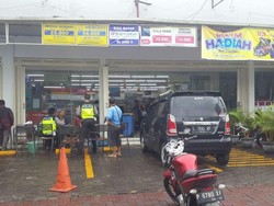 Sopir Salah Injak Pedal, Sebuah Mobil Nyelonong Masuk Mini Market