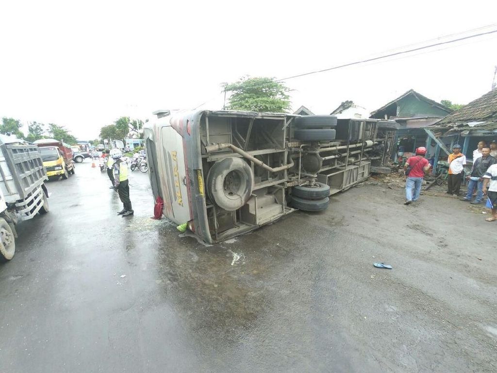 Hindari Motor, Bus Mira Terguling Hantam Rumah Warga di Jombang
