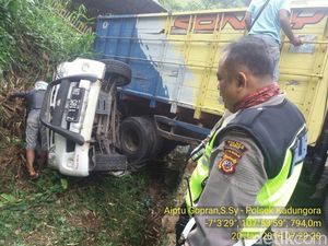 Mundur di Tanjakan, Truk di Garut Mundur dan Hantam Xenia Mundur di Tanjakan, Truk di Garut Mundur dan Hantam Xenia