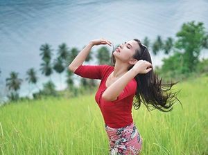 Kenalan dengan Si Seksi Maria Vania, Wanita Terdekat Stuart Collin