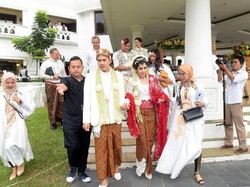 Resepsi Tema Pesta Kebun, Ardina Rasti dan Arie Dwi Andika Naik Mobil Golf