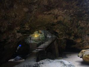 Bali Punya Pantai yang Ada Goanya, Tahu?