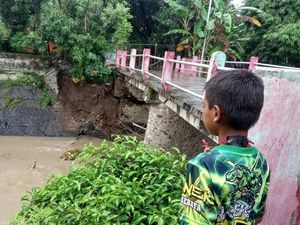Pondasi Tergerus Arus, Jembatan di Mojokerto Ini Terancam Ambruk