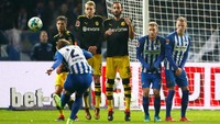 Hertha berpeluang unggul melalui tendangan bebas Marvin Plattenhardt, tapi arahnya masih meleset. Foto: Hannibal Hanschke/Reuters