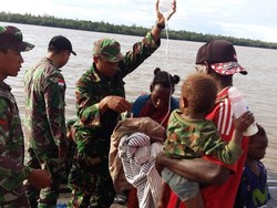 Selama 3 Bulan TNI Obati Anak-anak Penderita Campak di Asmat