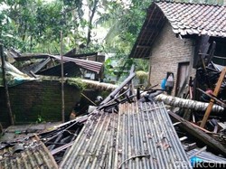 Angin Kencang di Kebumen, Belasan Rumah Ambruk Tertimpa Pohon
