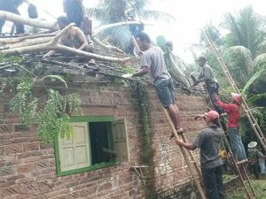 Pohon Tumbang Timpa Rumah di Trenggalek, 3 Orang Terluka Pohon Tumbang Timpa Rumah di Trenggalek, 3 Orang Terluka