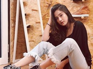 Pakai Rok Mini, Kaki Jenjang Salshabilla Adriani Bikin Gagal Fokus