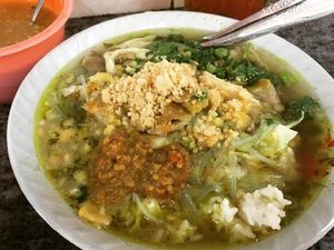 Saat Hujan 8 Netizen Ini Hangatkan Badan dengan Nyoto Ayam yang  Sedap Ini