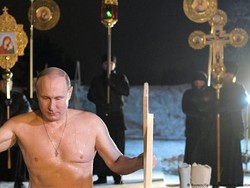 Vladimir Putin Berendam di Danau Sedingin Es Untuk Merayakan Epiphany