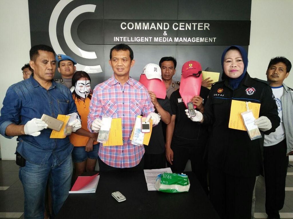 Masih Ada Praktik Prostitusi di Eks Dolly, Dua Germo Diamankan Masih Ada Praktik Prostitusi di Eks Dolly, Dua Germo Diamankan