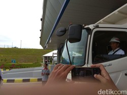 Naik Truk, Jokowi Jajal Tol Bakauheni