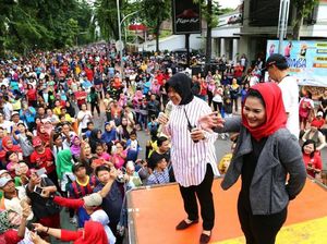 Risma Ajak Puti Sapa Warga Surabaya dan Ziarah Mbah Bungkul